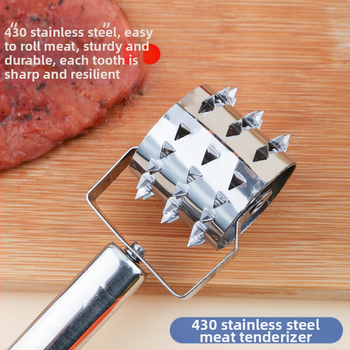 σε απόθεμα άμεσης προμήθειας από ανοξείδωτο χάλυβα οικιακό τρυφεροποιητή μπριζόλας με βελόνες πεύκου, εργαλείο κουζίνας με τροχό μπριζόλας