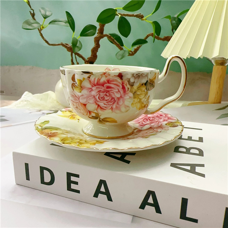 Euroopa stiilis keraamiline kohvitassi alustass koduseks pärastlõunaseks teeks kohvitass kõrge värviväärtusega kruus lõhnastatud teetassi komplekt hulgimüük