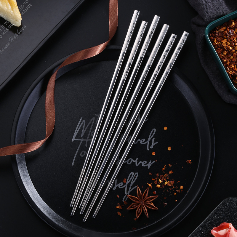 Visiškai kvadratinės 304 nerūdijančio plieno lazdelės, lazeriu neslystančios buitinės stalo priemonės, dviejų porų pakuotė, penkių porų dovanų lazdelių pakuotė