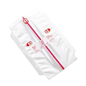 Dvisluoksnis trikampis ryžių kamuoliukų pakavimo maišelis, pusiau supjaustyti jūros dumbliai, rankomis susukta suši pakuotė, lengvai plyštanti ir nerasojanti, japoniško stiliaus jūros dumbliais apvyniota akmens masė