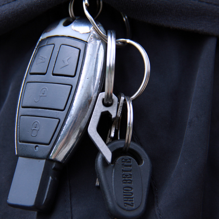 Titaanisulamist minipudeliavaja kruvikeeraja roostevabast terasest EDC vidin õllekruvikeeraja tööriist võtmehoidja