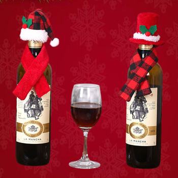 Kalėdinės dekoracijos iš raudonos ir juodos languotos medžiagos, mini kepuraitė, kepurė ir šalikas, dviejų dalių kalėdinis vyno butelių rinkinys