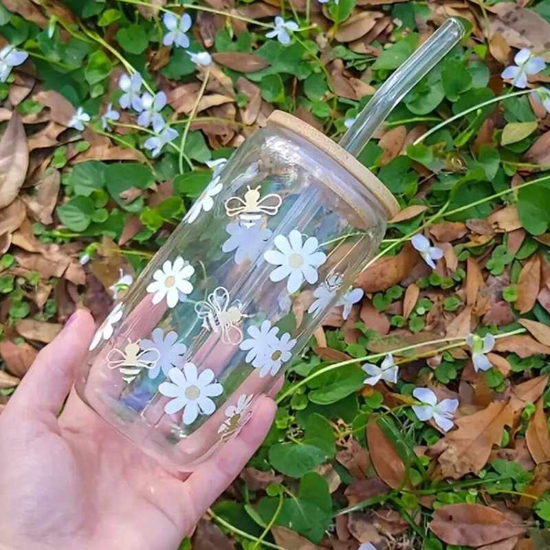 Pārrobežu jauna, radoša salmu kolas krūze ar bambusa vāku, Bee Daisy sērija, 16oz populāra stikla krūze ar augstu borosilikāta saturu