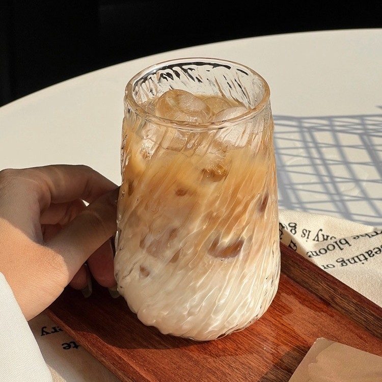 Buitinis borosilikatinis kavos puodelis su didele talpa lediniu amerikietišku latte puodeliu, permatomo žievės rašto stikliniu šalto gėrimo vandens puodeliu