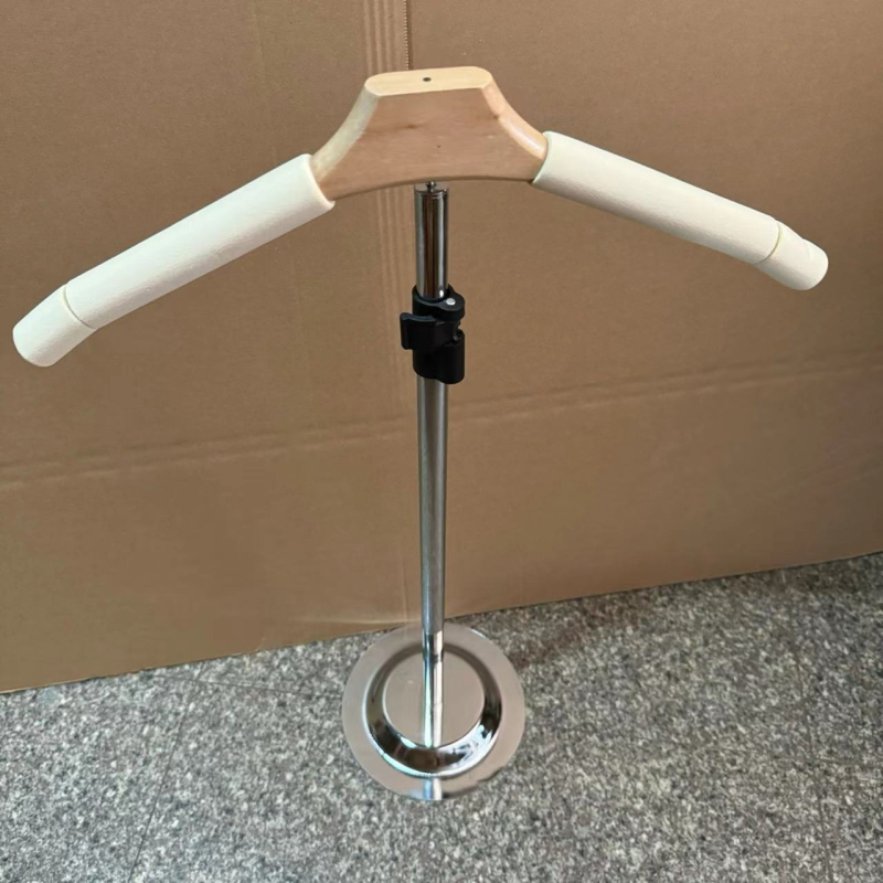 Jauns teleskopisks T-kreklu displeja plaukts mēteļu pakaramais izstādes krekls T-veida plaukts apģērbu veikals T-veida plaukts pieaugušajiem