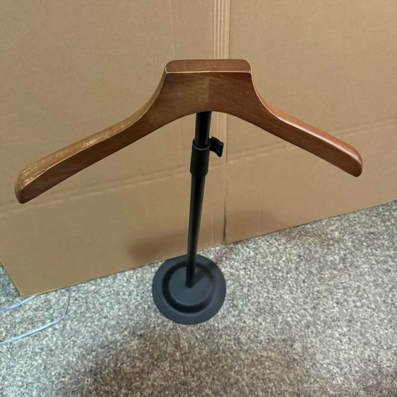 Jauns teleskopisks T-kreklu displeja plaukts mēteļu pakaramais izstādes krekls T-veida plaukts apģērbu veikals T-veida plaukts pieaugušajiem