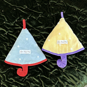 Mažas raudonas knygelės formos pakabinamas koralinis vilnos sugeriamasis rankšluostis vonios kambariui, virtuvės nosinaitė, polo taškuotas žakardo kūrybingas mielas rankšluostis