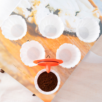 „Amazon“ gamintojai tiekia baltus vienkartinius popierinius kavos filtrus be dėmių „Keurig 2.0“ didelio puodelio korpusą.