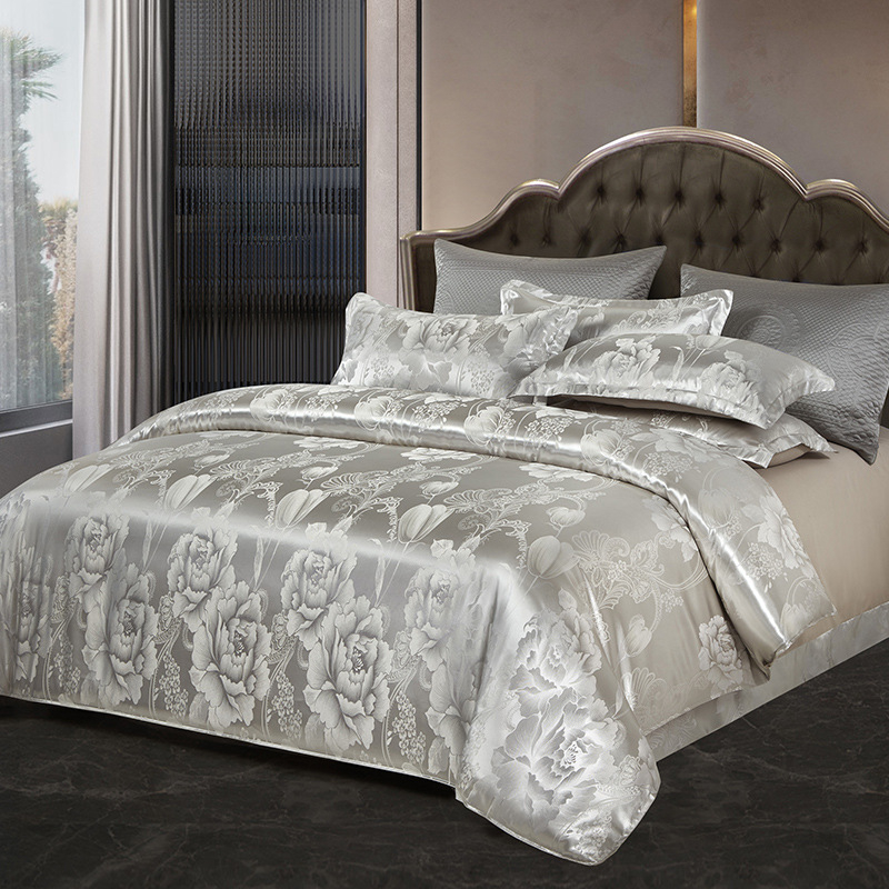 Europietiško stiliaus atlasinis žakardo keturių dalių komplektas užsienio prekybos tiekimui. Įvairių dydžių trijų dalių komplektas, viengulis antklodės užvalkalas, tiesioginė transliacija „WeChat“ verslo partijos pristatymas.