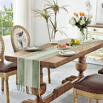 Stalo takelis, amerikietiškų spalvų derantis dryžuotas stalo rankšluostis, šiaurietiškas kavos staliukas, ilgas takelis, batų spintelė, vėliavėlė, arbatos vėliavėlė