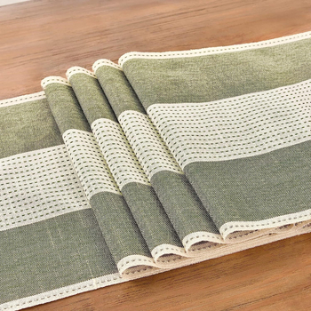 Stalo takelis, amerikietiškų spalvų derantis dryžuotas stalo rankšluostis, šiaurietiškas kavos staliukas, ilgas takelis, batų spintelė, vėliavėlė, arbatos vėliavėlė