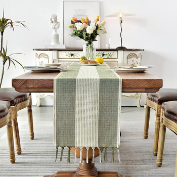 Stalo takelis, amerikietiškų spalvų derantis dryžuotas stalo rankšluostis, šiaurietiškas kavos staliukas, ilgas takelis, batų spintelė, vėliavėlė, arbatos vėliavėlė