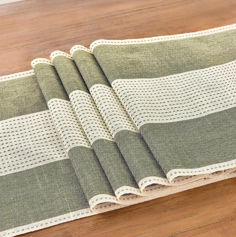 Stalo takelis, amerikietiškų spalvų derantis dryžuotas stalo rankšluostis, šiaurietiškas kavos staliukas, ilgas takelis, batų spintelė, vėliavėlė, arbatos vėliavėlė