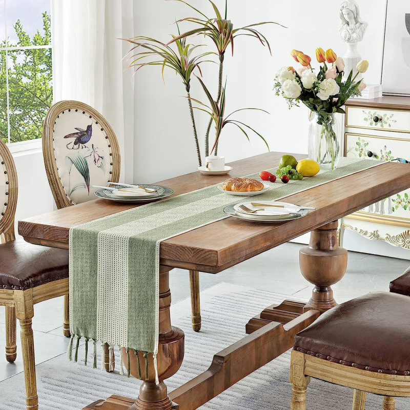 Stalo takelis, amerikietiškų spalvų derantis dryžuotas stalo rankšluostis, šiaurietiškas kavos staliukas, ilgas takelis, batų spintelė, vėliavėlė, arbatos vėliavėlė