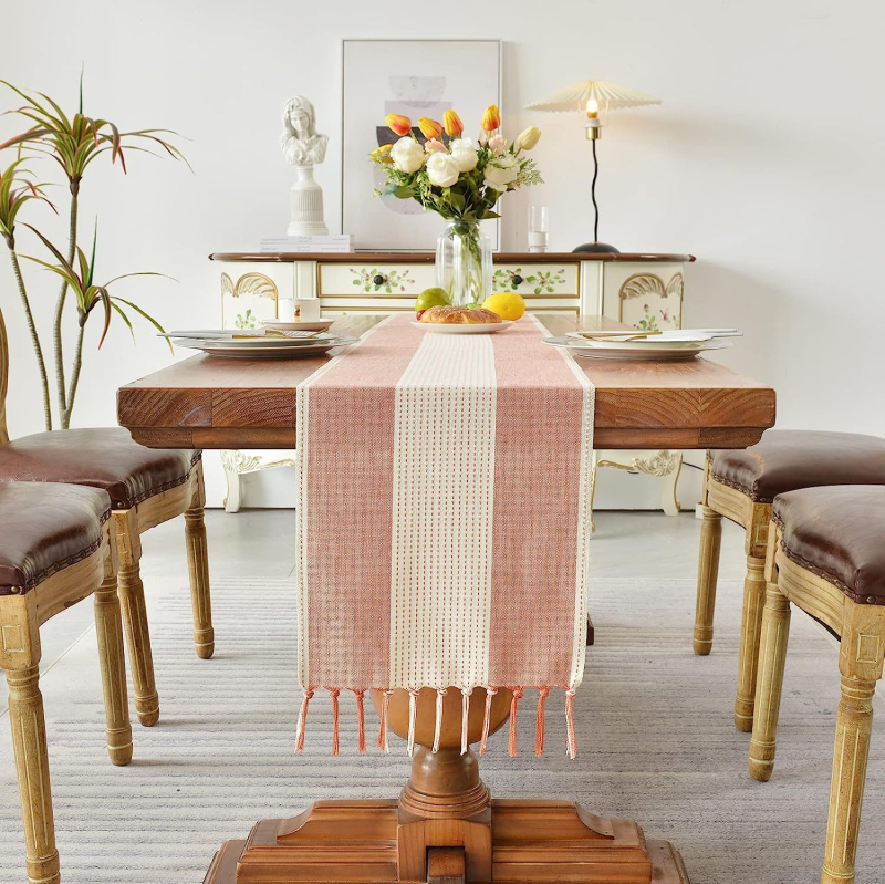 Stalo takelis, amerikietiškų spalvų derantis dryžuotas stalo rankšluostis, šiaurietiškas kavos staliukas, ilgas takelis, batų spintelė, vėliavėlė, arbatos vėliavėlė