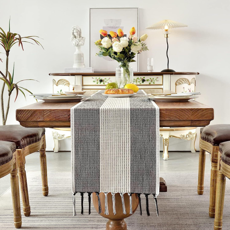 Stalo takelis, amerikietiškų spalvų derantis dryžuotas stalo rankšluostis, šiaurietiškas kavos staliukas, ilgas takelis, batų spintelė, vėliavėlė, arbatos vėliavėlė