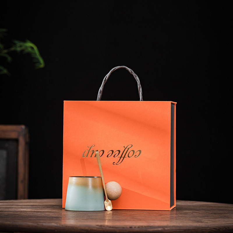 Csésze kerámia latte kávéscsészével és csészealjjal, kreatív délutáni teás bögre, kis, finom háztartási tejes reggelizőpohár