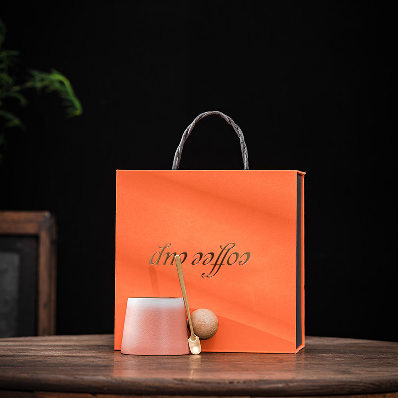 Csésze kerámia latte kávéscsészével és csészealjjal, kreatív délutáni teás bögre, kis, finom háztartási tejes reggelizőpohár