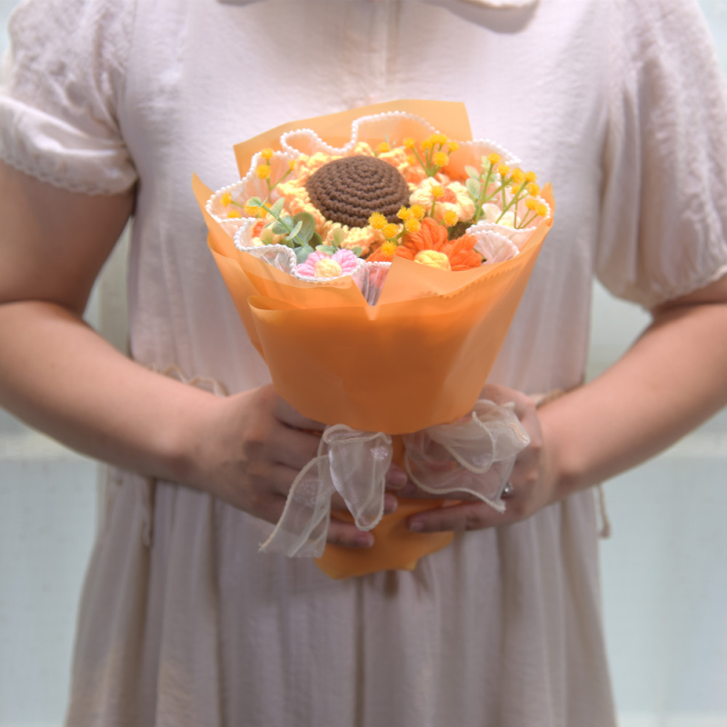 „Hangtu“ megztas saulėgrąžų vilnos austas gatavas gaminys, nemirtinga muilo gėlė, merginos sužadėtuvių gimtadienio dovana