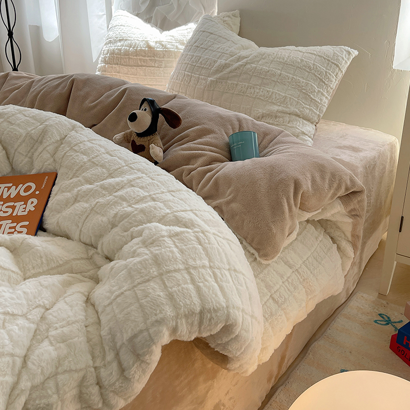 Žieminis sutirštintas triušio pliušinis keturių dalių komplektas, prieinamas prabangus koralų pieno spalvos aksominis patalynės užvalkalas, flanelinė vilnonė antklodė, paklodės, viengulės paklodės