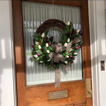 Pavasario imitacijos tulpių vainikas, skirtas lauko durims, kasdienis vainikas, ištisus metus kabinamas dekoratyvinis vainikas, natūralus rotango vainikas iš „Amazon“.