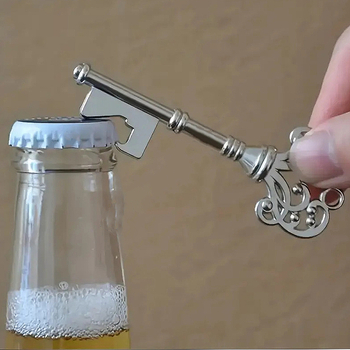 Európai és amerikai határokon átnyúló kreatív sörösüveg-nyitó kulcstartó cink ötvözetből, hosszú fogantyúval ellátott sörnyitó kulcstartó lánc hordozható