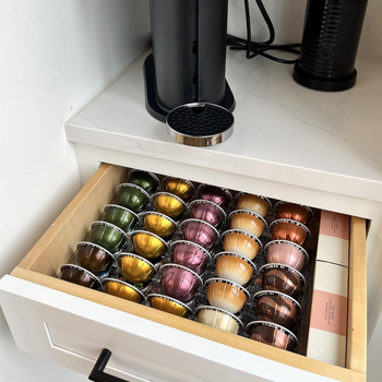 Piiriülene akrüülist painutuskohvikapsli riiul läbipaistev köögikohviku baarikapi sahtli viimistlusriiul