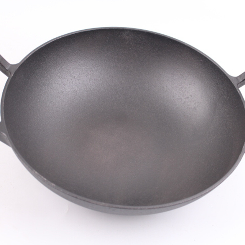 Tehase hulgimüük katmata suur wok-pann paksendatud köögimööbli mittenakkuva panniga topeltkõrvaga pann vanaaegne malmist wok-majapidamises kasutatav rauast pann