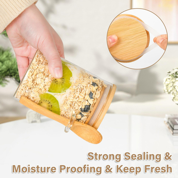 Läbipaistev ümmargune bambusest kaanega klaaspurk bambusest lusikaga köögishoidmiseks mõeldud purgiga, kaerahelbejuustuga, niiskuskindel, sirge ja suletud purk