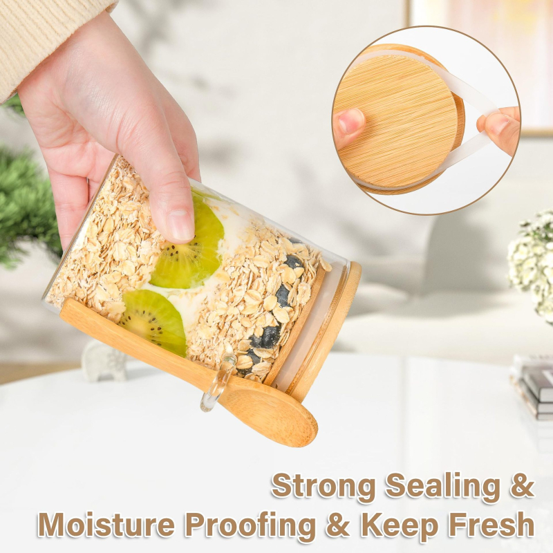 Läbipaistev ümmargune bambusest kaanega klaaspurk bambusest lusikaga köögishoidmiseks mõeldud purgiga, kaerahelbejuustuga, niiskuskindel, sirge ja suletud purk