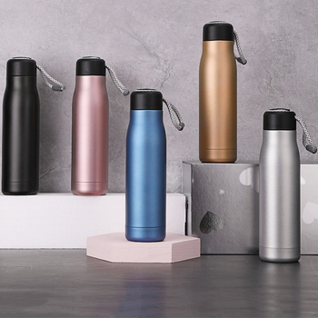 Határokon átnyúló amerikai stílusú kis szájú rozsdamentes acél termosz pohár hevederes pohár matt kültéri sport lovag pohár ajándék reklám pohár