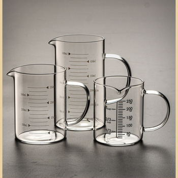 Matavimo puodelis iš didelio borosilikatinio stiklo, su pastorinta rankena, permatomas graduotas puodelis, tinkamas naudoti mikrobangų krosnelėje, paprasto dizaino, didelė pieno talpa, atsparus aukštai temperatūrai