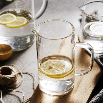 Matavimo puodelis iš didelio borosilikatinio stiklo, su pastorinta rankena, permatomas graduotas puodelis, tinkamas naudoti mikrobangų krosnelėje, paprasto dizaino, didelė pieno talpa, atsparus aukštai temperatūrai