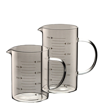 Matavimo puodelis iš didelio borosilikatinio stiklo, su pastorinta rankena, permatomas graduotas puodelis, tinkamas naudoti mikrobangų krosnelėje, paprasto dizaino, didelė pieno talpa, atsparus aukštai temperatūrai