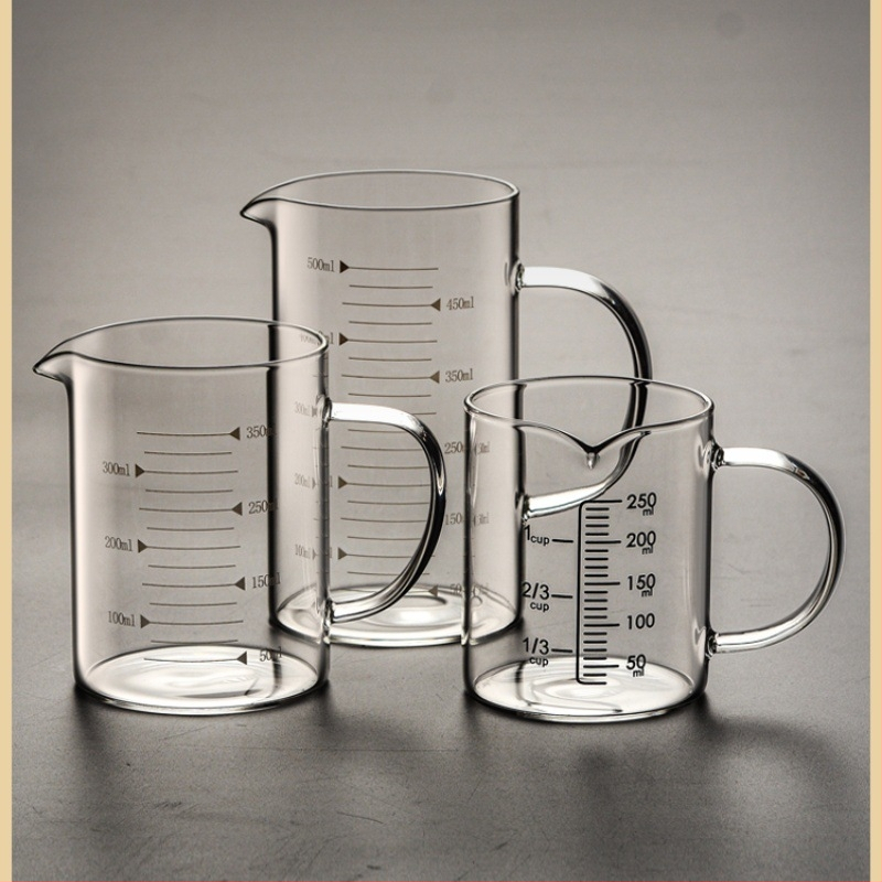 Matavimo puodelis iš didelio borosilikatinio stiklo, su pastorinta rankena, permatomas graduotas puodelis, tinkamas naudoti mikrobangų krosnelėje, paprasto dizaino, didelė pieno talpa, atsparus aukštai temperatūrai