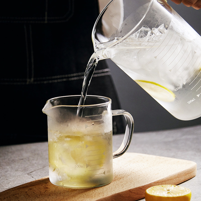 Matavimo puodelis iš didelio borosilikatinio stiklo, su pastorinta rankena, permatomas graduotas puodelis, tinkamas naudoti mikrobangų krosnelėje, paprasto dizaino, didelė pieno talpa, atsparus aukštai temperatūrai