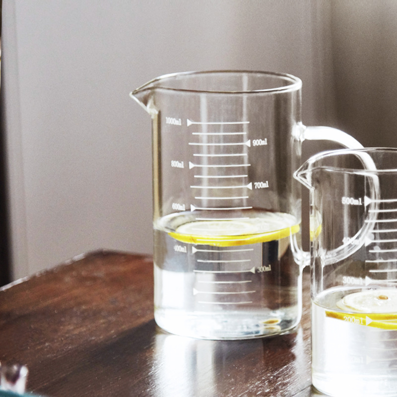 Matavimo puodelis iš didelio borosilikatinio stiklo, su pastorinta rankena, permatomas graduotas puodelis, tinkamas naudoti mikrobangų krosnelėje, paprasto dizaino, didelė pieno talpa, atsparus aukštai temperatūrai