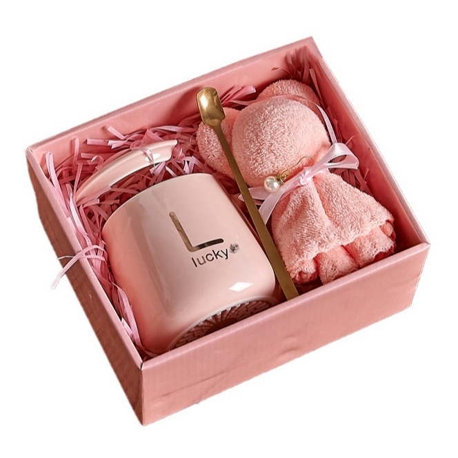 Magas megjelenésű vizespohár kanállal és fedéllel ünnepi ajándék kézzel készített ajándék, testreszabott könnyű luxus kerámia bögre törölközőmackós ajándékdoboz