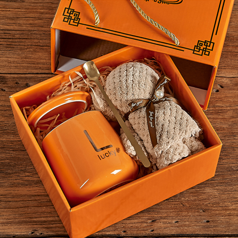 Magas megjelenésű vizespohár kanállal és fedéllel ünnepi ajándék kézzel készített ajándék, testreszabott könnyű luxus kerámia bögre törölközőmackós ajándékdoboz