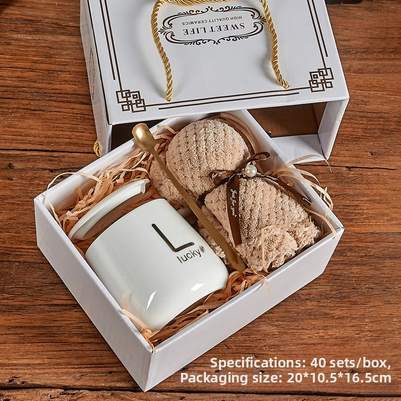 Magas megjelenésű vizespohár kanállal és fedéllel ünnepi ajándék kézzel készített ajándék, testreszabott könnyű luxus kerámia bögre törölközőmackós ajándékdoboz