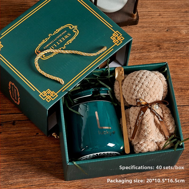 Magas megjelenésű vizespohár kanállal és fedéllel ünnepi ajándék kézzel készített ajándék, testreszabott könnyű luxus kerámia bögre törölközőmackós ajándékdoboz