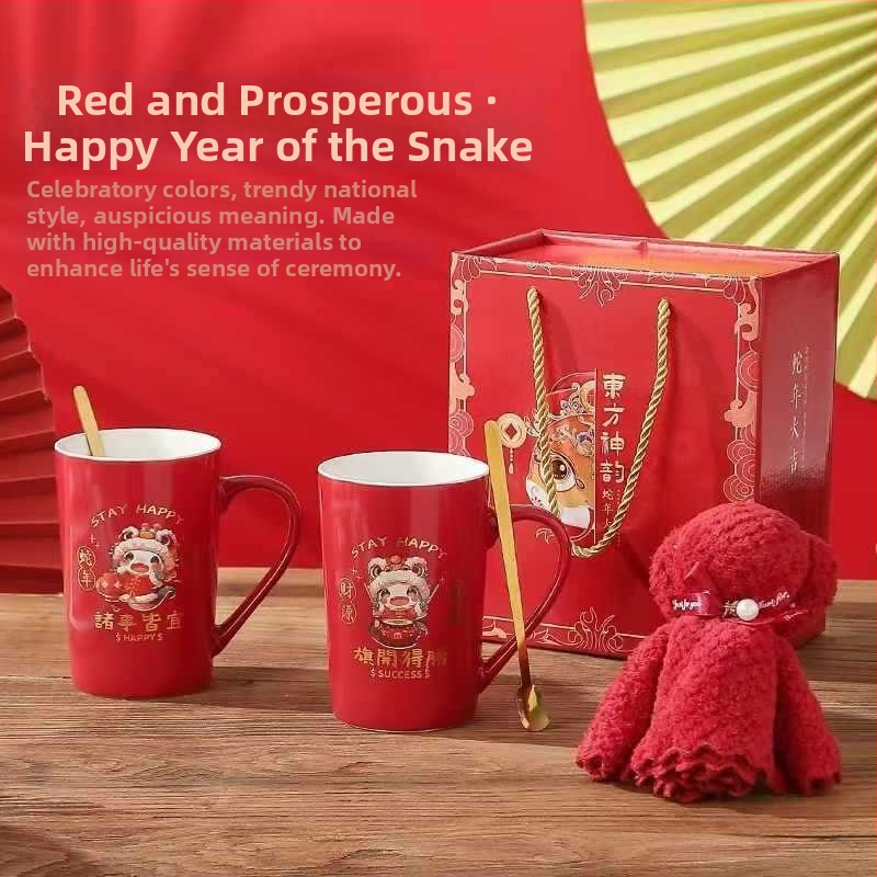 Magas megjelenésű vizespohár kanállal és fedéllel ünnepi ajándék kézzel készített ajándék, testreszabott könnyű luxus kerámia bögre törölközőmackós ajándékdoboz