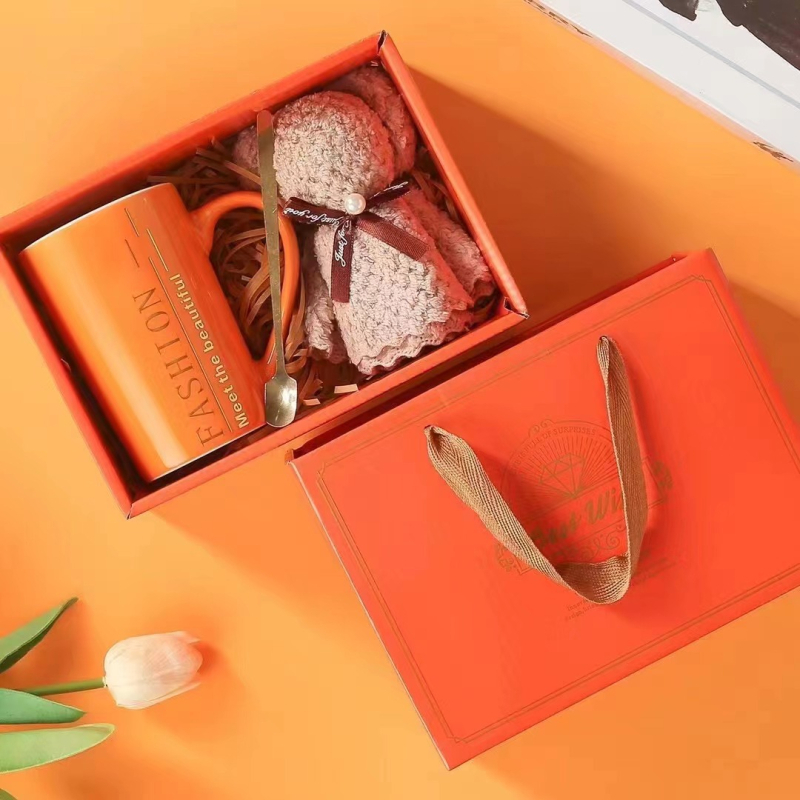 Magas megjelenésű vizespohár kanállal és fedéllel ünnepi ajándék kézzel készített ajándék, testreszabott könnyű luxus kerámia bögre törölközőmackós ajándékdoboz