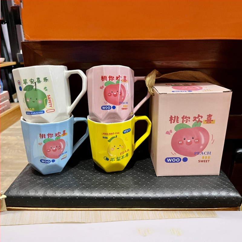 Magas megjelenésű vizespohár kanállal és fedéllel ünnepi ajándék kézzel készített ajándék, testreszabott könnyű luxus kerámia bögre törölközőmackós ajándékdoboz