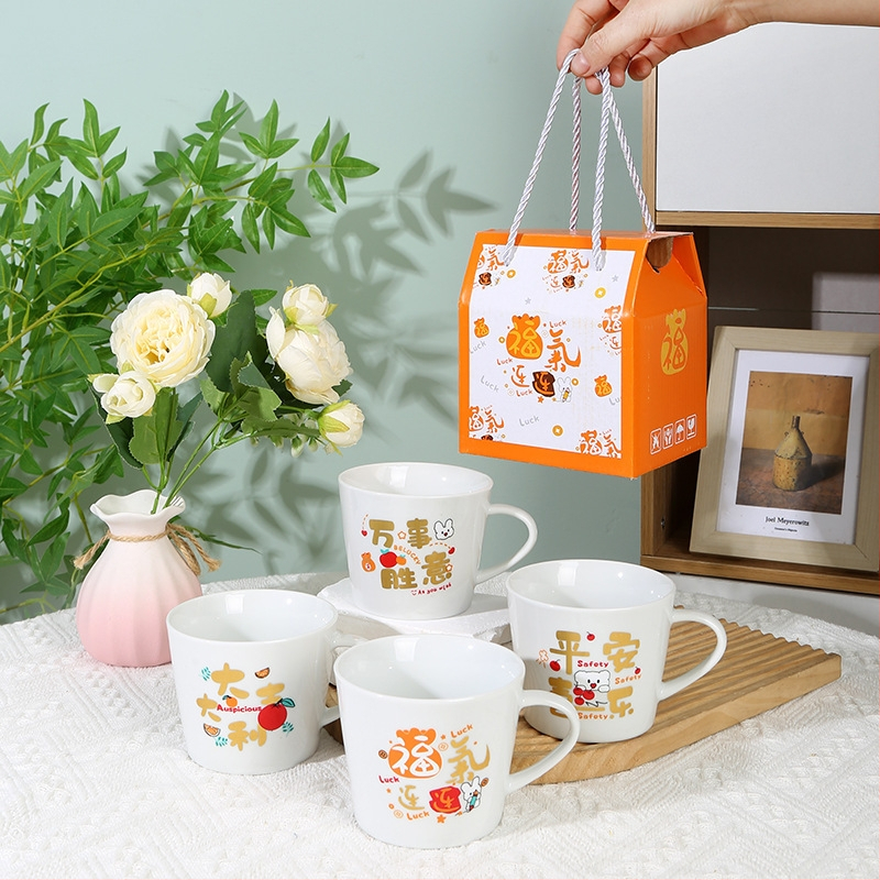 Magas megjelenésű vizespohár kanállal és fedéllel ünnepi ajándék kézzel készített ajándék, testreszabott könnyű luxus kerámia bögre törölközőmackós ajándékdoboz