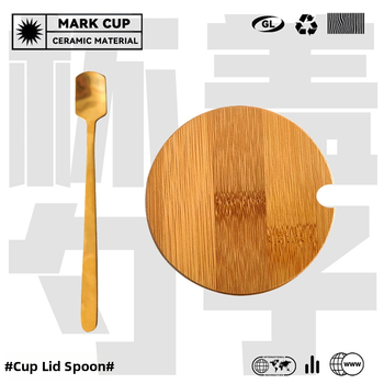 Armas koomiksiga keraamiline kruus kaanega lusikaga kontoriveetass paarile naiselikule hommikusöögile kaerapiima kohvitass