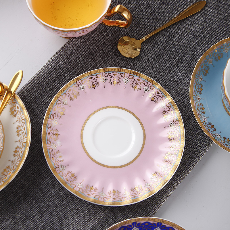 Kohvitass Euroopa stiilis väike luksuskomplekt Briti stiilis loominguline luust Hiina tass majapidamises elegantne pärastlõunatee lilleteekruus