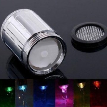 Pārrobežu piegādes virtuves jaucējkrāns ar LED krāsainu jaucējkrānu, gaismas dušas jaucējkrāna temperatūras kontrole trīs krāsās