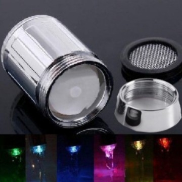 Pārrobežu piegādes virtuves jaucējkrāns ar LED krāsainu jaucējkrānu, gaismas dušas jaucējkrāna temperatūras kontrole trīs krāsās