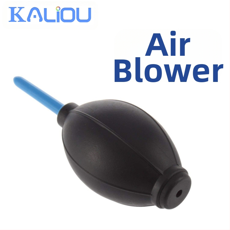 Едро за премахване на прах от камера в сива атмосфера с четка за издухване на камера, кърпа за почистване на обектив, химикалка, издухваща топка за прах от кожа, тигър, издухващ балон